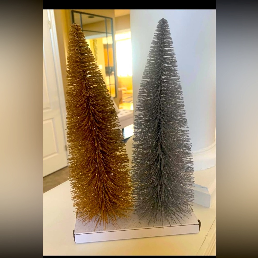 🧑‍🎄🎅 Christmas in July Sale🧑‍🎄🎅Gold and Silver Bottle Brush Trees
12” tall NWOT